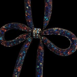 11 IN BETSY JOHNSON MESH BOW NECKLACE.